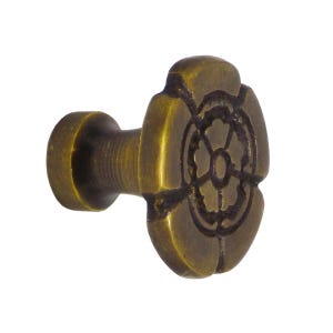 Op de afbeelding: Een bronzen kastknop met een bloemmotief. De knop heeft een ronde basis en een bloemvormige kop. Het metaal heeft een verouderd uiterlijk. Geschikt voor laden en kasten.