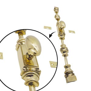 Peut inclure: Un verrou de fenêtre en laiton poli avec une poignée ovale et des détails décoratifs. Comprend des plaques de montage. Le boulon mesure environ 30 cm de long.