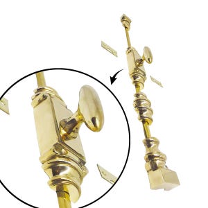 Pode incluir: Uma fechadura de janela em latão polido com uma pega oval e detalhes decorativos. A fechadura apresenta uma base quadrada e uma haste longa e fina com uma série de anéis decorativos. Inclui pequenas placas de montagem em latão.