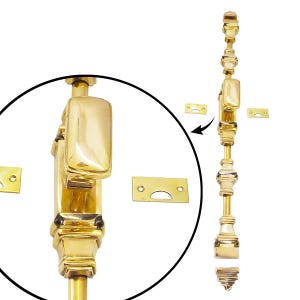 Może przedstawiać: Poluzowane mosiężne rygiel do drzwi z prostokątnym uchwytem i dekoracyjnymi detalami. Zawiera dwie pasujące płyty uderzeniowe. Rygiel jest pokazany w zbliżeniu i pełnym widoku.