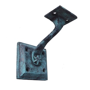 Op de afbeelding: Een gietijzeren beugel met een verweerde teal afwerking. De beugel heeft een vierkante basis met vier schroefgaten en een decoratief bloemelement. De gebogen arm ondersteunt een kleinere vierkante plaat met twee schroefgaten.
