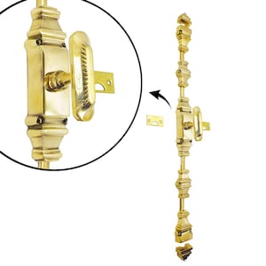 Op de afbeelding: Een gepolijste messing raamgrendel met een decoratief ontwerp. Het slot heeft een hendel en een reeks sierlijke, verticale elementen. Inclusief een close-up van de details van het slot en een aparte sluitplaat.