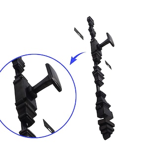 Puede incluir: Herrajes decorativos negros para armarios con un tirador rectangular y una serie de formas geométricas apiladas. Los herrajes se muestran desmontados, con una vista de cerca de un solo tirador y una placa de montaje.