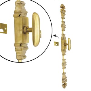 Puede incluir: Un cerrojo de puerta de latón con un mango ovalado y elementos rectangulares decorativos. El cerrojo se muestra en dos partes, con una vista de cerca del mango y una vista completa de la longitud del cerrojo. Incluye una placa de cierre.