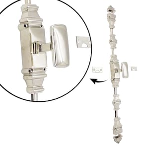 Może przedstawiać: Rygiel do drzwi z polerowanego niklu z prostokątną rączką i dekoracyjnymi detalami. Rygiel zawiera płytkę zaczepową i jest pokazany w zbliżeniu i pełnym widoku. Okucia do drzwi.