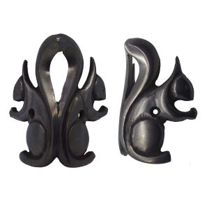 Könnte beinhalten: Zwei dekorative Haken aus dunklem Metall in Eichhörnchenform. Die Haken sind mit einem gebogenen Schwanz und einem kleinen Loch zur Befestigung versehen. Das Design ist symmetrisch, wobei ein Haken nach vorne und der andere seitlich zeigt.