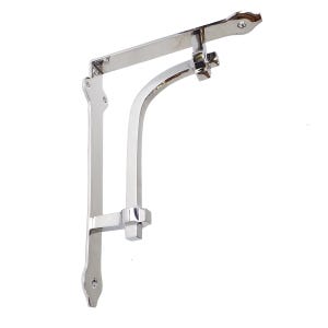 Op de afbeelding: Een gepolijste chromen plankbeugel met een decoratief ontwerp. De beugel heeft een gebogen steunarm en een rechthoekig bovendeel, met een verticaal steundeel. De beugel is ontworpen om aan een muur te worden bevestigd.