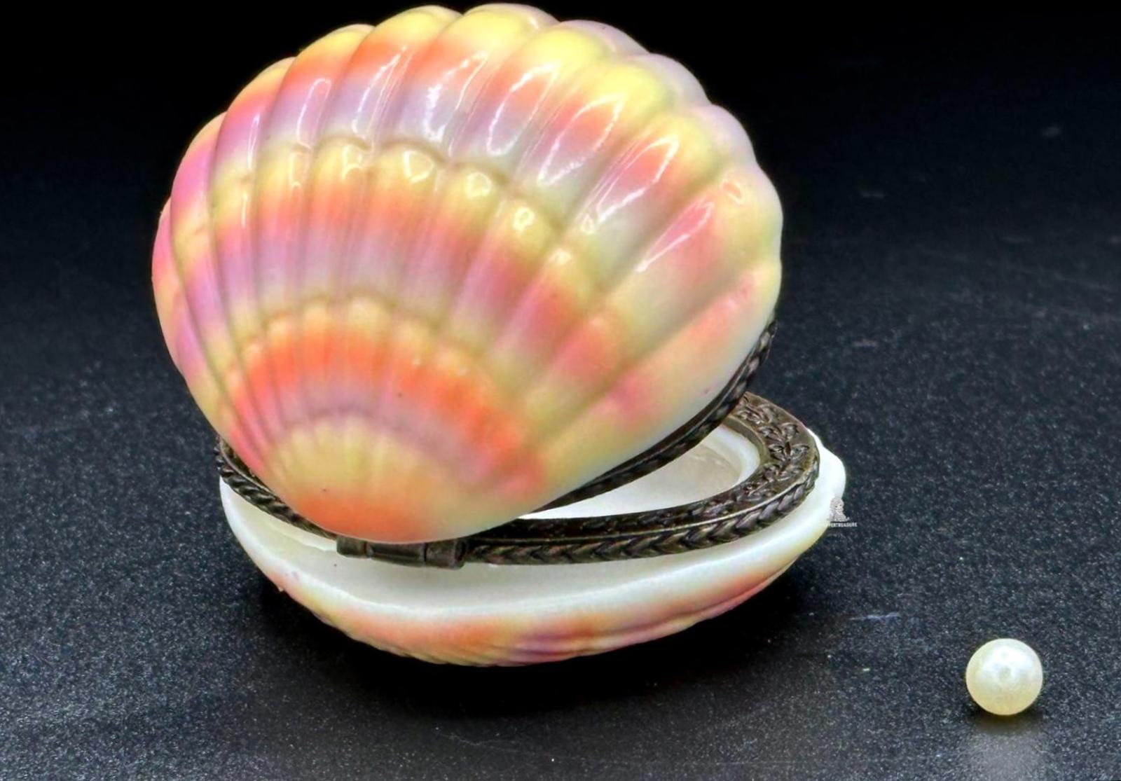 パールとマーメイドのアクセントが付いた装飾的な貝殻型小物入れ