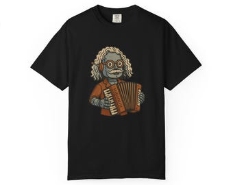 Op de afbeelding: Zwart t-shirt met een cartoonrobot die accordeon speelt. De robot heeft krullend wit haar, een bril en een snor. De robot draagt een bruin jasje en een koptelefoon. De accordeon is bruin en beige.