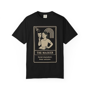 Vintage Tarot Karte Unisex T-Shirt, The Masker Design, Neurogewebe Masking Shirt, Autismus, Inneres Einhorn T-Shirt, Begabte Introvertierte, Minimalistisch