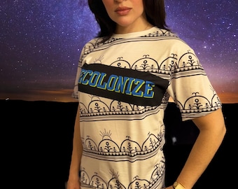 Camiseta con estampado Decolonize Skydome: diseño indígena, poliéster suave