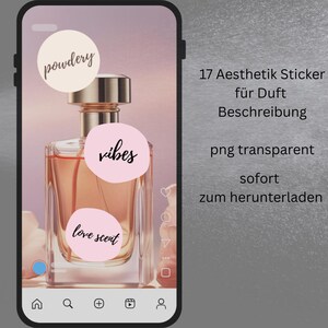 Könnte beinhalten: Ein Parfümflakon mit goldenem Verschluss und transparentem Glaskörper, gefüllt mit einer pfirsichfarbenen Flüssigkeit. Das Bild enthält rosa Aufkleber mit den Wörtern "powdery", "vibes" und "love scent". Der Text "17 Aesthetik Sticker" ist ebenfalls sichtbar.