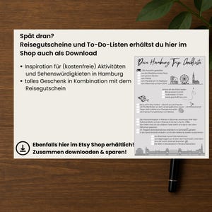K&ouml;nnte beinhalten: Eine Werbegrafik f&uuml;r einen digitalen Download einer Hamburg-Reise-Checkliste. Der Text lautet: Sp&auml;t dran? Reisegutscheine und To-Do-Listen erh&auml;ltst du hier im Shop auch als Download. Inspiration f&uuml;r Aktivit&auml;ten und Sehensw&uuml;rdigkeiten in Hamburg. Ebenfalls hier im Etsy Shop erh&auml;ltlich! Zusammen downloaden & sparen! Die Checkliste enth&auml;lt Symbole von Sehensw&uuml;rdigkeiten und K&auml;stchen zum Abhaken.