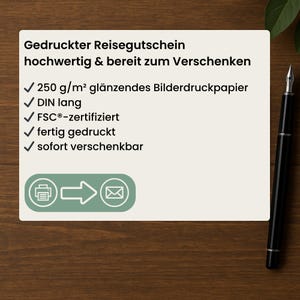 K&ouml;nnte beinhalten: Eine rechteckige wei&szlig;e Karte mit dem Text Gedruckter Reisegutschein, hochwertig & bereit zum Verschenken, sowie einer Liste von Merkmalen wie 250 g/m2 gl&auml;nzendem Bilderdruckpapier, DIN lang Format und FSC-Zertifizierung, neben einem schwarzen F&uuml;llfederhalter.
