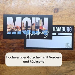 K&ouml;nnte beinhalten: Ein rechteckiger Gutschein mit schwarzem Hintergrund und dem Wort MOIN in gro&szlig;en wei&szlig;en Buchstaben, die ein Foto der Hamburger Skyline zeigen. Die R&uuml;ckseite ist wei&szlig; mit dem Wort HAMBURG und einer kleinen Strichzeichnung eines Geb&auml;udes.