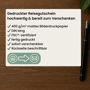 K&ouml;nnte beinhalten: Ein rechteckiger wei&szlig;er Reisegutschein mit schwarzem Text Gedruckter Reisegutschein hochwertig & bereit zum Verschenken, der Merkmale wie 400 g/m2 mattes Bilderdruckpapier, FSC-Zertifizierung und ein gr&uuml;nes Symbol mit Drucker und Briefumschlag zeigt.