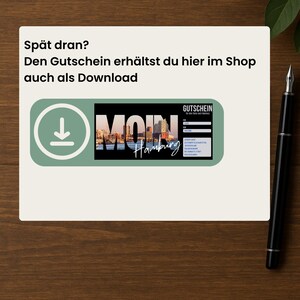 K&ouml;nnte beinhalten: Ein rechteckiger Gutschein mit dem Text Sp&auml;t dran? Den Gutschein erh&auml;ltst du hier im Shop auch als Download. Der Gutschein zeigt ein Download-Symbol, eine Hamburger Stadtansicht mit dem Wort MOIN und Felder f&uuml;r die Empf&auml;ngerdaten.