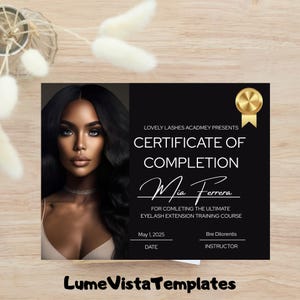 Può includere: Un certificato di completamento in bianco e nero con un sigillo dorato. Il certificato è per Mia Ferrera per aver completato il corso di formazione Ultimate Eyelash Extension. La data è il 1 maggio 2025 e l'istruttore è Bre Dilorentis.
