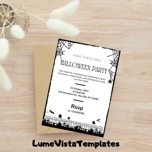 Könnte beinhalten: Eine Halloween-Party-Einladung mit einem schwarz-weißen Design. Die Einladung enthält den Text "HALLOWEEN PARTY" sowie Details zur Veranstaltung, wie Datum, Uhrzeit und RSVP-Informationen. Die Einladung befindet sich auf weißem Hintergrund mit einem braunen Umschlag.