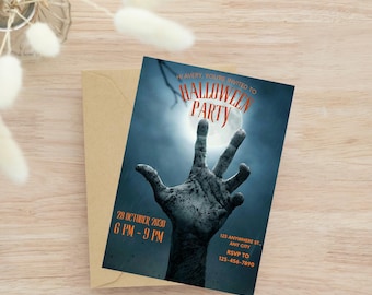 Może przedstawiać: Zaproszenie na imprezę Halloween z ręką zombie sięgającą do pełni księżyca. Zaproszenie zawiera tekst "Halloween Party", datę, godzinę i informacje RSVP. Zaproszenie jest na niebieskim tle z brązową kopertą.
