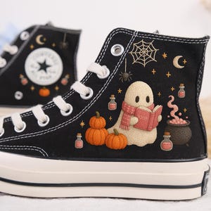 &quot;Handgestickte Halloween converse Schuhe: Geist, Kürbis, witchy Design.&quot;