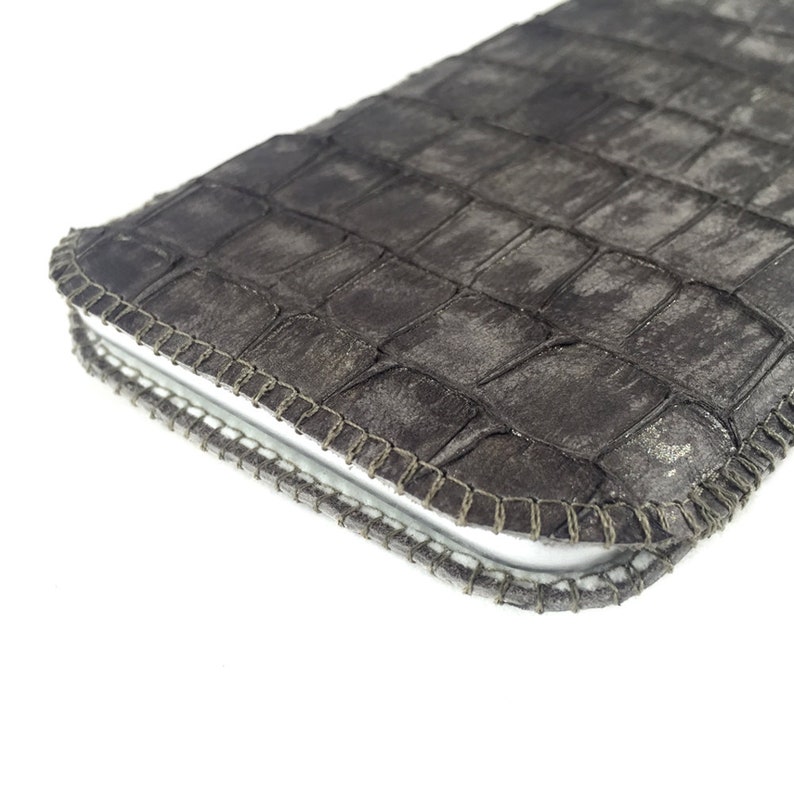 Croc style grey metallized leather phonecase custom made to measure image 2