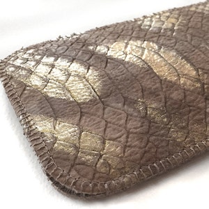 Stijlvol telefoonhoesje leer met python-reliëf op maat gemaakt, natuurlijk goud