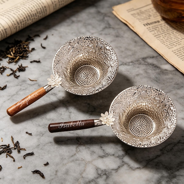 Colador de té vintage personalizado con diseño de flor de ciruelo y mango de madera de nogal, regalos personalizados grabados, accesorio de té zen para amantes del té.