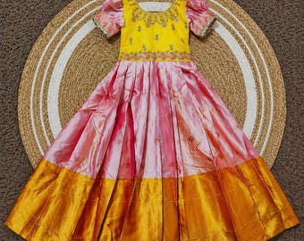 Abito da bambina Kanjivaram in seta Pattu Pavadai: abito da festival Anarkali