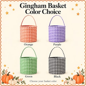 Puede incluir: Cuatro cestas cil&iacute;ndricas de tela con asas, cada una con un patr&oacute;n de cuadros vichy en naranja, morado, verde o negro. El texto dice Gingham Basket Color Choice y Choose your basket color, junto a ilustraciones de calabazas y estrellas.