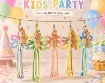 Personalisierte Kinder Gastgeschenk, Kinder Sommer Camp Tag, Makramee Schlüsselbund, Zurück zu Schule Geschenke, handgemachte Boho Taschenanhänger, Rucksack Namenschild