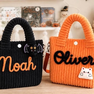 Puede incluir: Dos bolsos de pana con asas y correas para el hombro. El bolso negro presenta el nombre Noah en letra naranja y un parche de murciélago. El bolso naranja presenta el nombre Oliver en letra negra y un parche de fantasma blanco. Cierres a presión.