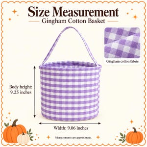 Puede incluir: Una cesta de algod&oacute;n con estampado de cuadros vichy en violeta y blanco con una asa. El texto dice Size Measurement, Gingham Cotton Basket, Gingham cotton fabric, Body height: 23,5 cm, Width: 23 cm, y Measurements are approximate.