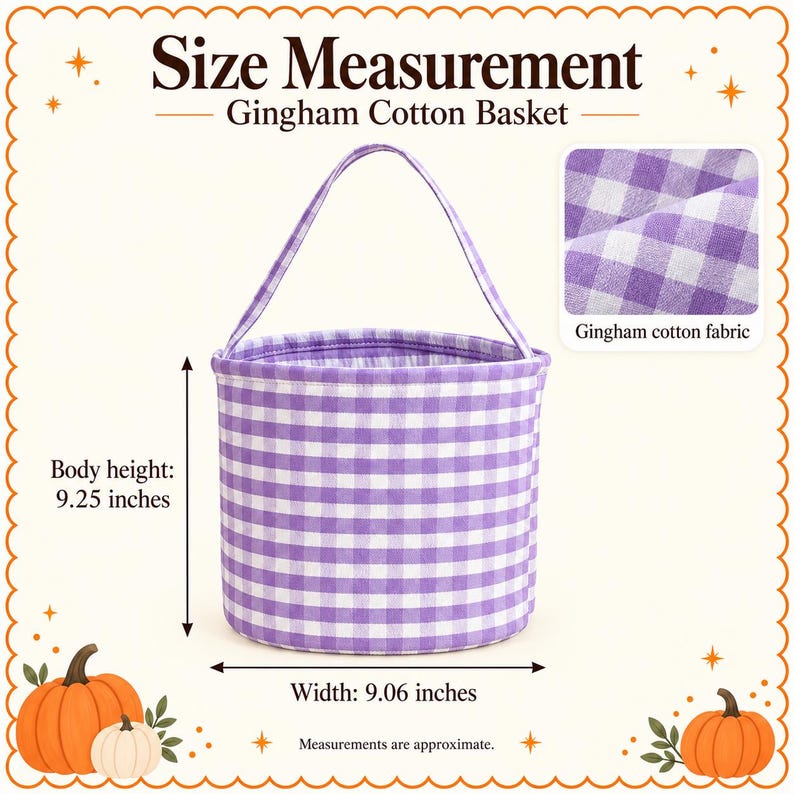 Puede incluir: Una cesta de algod&oacute;n con estampado de cuadros vichy en violeta y blanco con una asa. El texto dice Size Measurement, Gingham Cotton Basket, Gingham cotton fabric, Body height: 23,5 cm, Width: 23 cm, y Measurements are approximate.