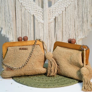 Borsa a tracolla in rafia lavorata all'uncinetto, borsa a tracolla intrecciata fatta a mano, cornice in legno naturale, borsa da spiaggia estiva, borsa a tracolla boho, borsa da spiaggia intrecciata