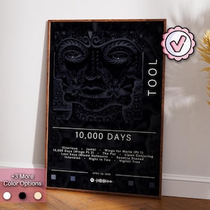 以下が含まれることがあります： TOOLのアルバム「10,000 Days」のジャケットが描かれた白黒のポスター。アルバムジャケットには、複雑なディテールが施された白黒の顔の画像が描かれている。ポスターには、アルバムタイトル、バンド名、トラックリストも記載されている。