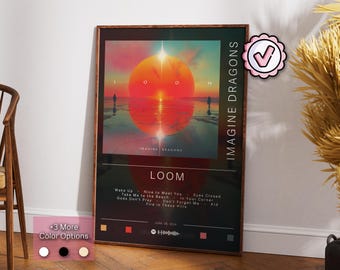 Puede incluir: Un póster para el álbum "Loom" de Imagine Dragons. El póster presenta una puesta de sol sobre el océano con un sol rojo y la silueta de una persona caminando por la playa. El título del álbum "Loom" está impreso en letras blancas sobre un fondo negro. La fecha de lanzamiento del álbum es el 16 de junio de 2024.