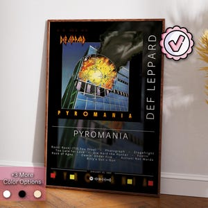 Könnte beinhalten: Gerahmtes Poster des Def Leppard Albums "Pyromania". Das Artwork zeigt eine Stadtlandschaft mit einem feurigen, kreisförmigen Design. Albumtitel und Bandname sind deutlich sichtbar. Songtitel sind unter dem Albumtitel aufgelistet. Der Rahmen ist aus Holz.