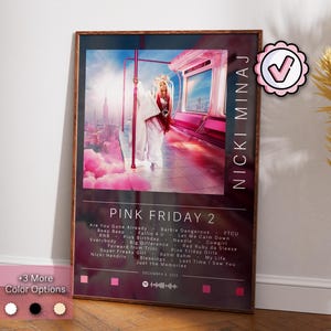 Pode incluir: Um pôster com um esquema de cores rosa e vermelho que apresenta uma mulher com um traje branco em pé em uma plataforma. O pôster é intitulado "Pink Friday 2" e apresenta o nome "Nicki Minaj" em letras brancas grandes. O pôster lista as músicas do álbum.