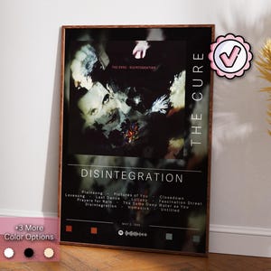 Könnte beinhalten: Ein gerahmtes Poster des Albums Disintegration von The Cure. Das Poster zeigt ein Schwarzweißfoto der Bandmitglieder mit dem Albumtitel und der Tracklist darunter. Das Poster ist in einem dunklen Holzrahmen gerahmt.