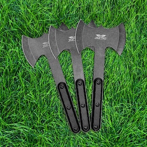 Peut inclure: Trois haches de lancer en métal gris foncé avec des têtes à double tranchant et des manches noirs texturés. Chaque tête de hache présente un logo argenté avec le texte JXEJXO. Les outils ont une finition mate et un design symétrique.