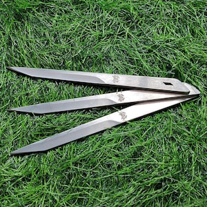 Juego de 3 cuchillos arrojadizos, púas forjadas artesanales de 25 cm de espiga completa, 0,6 cm de grosor con fundas de nailon, para lanzamientos con giro completo THRWCLUB