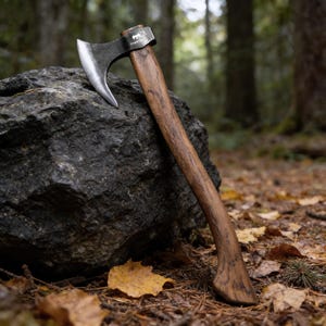 Hache de viking de 20,5 po., hache de tomahawk en acier à haute teneur en carbone forgée à la main, hache de camping en plein air barbu, hache avec étui en cuir et tranchant