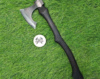 Hacha de camping de 57,6 cm (22,64"), forjada a mano en acero al carbono 1065 de alta resistencia con mango de madera negra, ideal para camping y jardinería. Incluye afilador. THRWCLUB