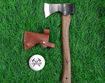 Hacha de mano de 40 cm (15,7") forjada a mano en acero al carbono 1065 con mango de madera, funda de cuero y afilador, ideal para acampar, actividades al aire libre y jardinería. THRWCLUB