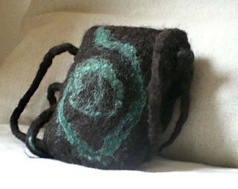 felted small purse -green on black-
