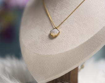 Elegant gold shell pendant necklace with mother of pearl inlay, dainty scallop charm necklace, beach ocean themed jewelry gift for her
