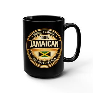 Könnte beinhalten: Ein schwarzer Keramikbecher mit einem kreisförmigen gold-schwarzen Emblem. Der Text lautet ORIGINAL & AUTHENTIC 100% JAMAICAN AGE TO PERFECTION. Eine kleine rechteckige jamaikanische Flagge ist im Design zentriert und von vier Sternen umgeben.