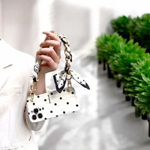 Funda para teléfono con diseño de lunares, cartera para iPhone con cadena trenzada y bufanda, elegante funda con correa para el hombro, regalo para mujeres y niñas.