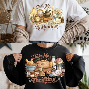 Pode incluir: Camiseta branca com gráfico "Take Me Antiquing" com um pato, bule e itens antigos. Moletom preto com gráfico "Take Me Thrifting", incluindo uma galinha, pão e um pato. Ambas as camisas têm detalhes florais.